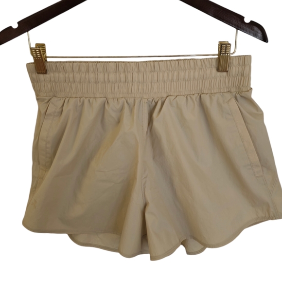 NWT Under Armour Women's Flex Woven 3" Crinkle Loose Shorts Khaki Size Medium - Picture 4 of 13